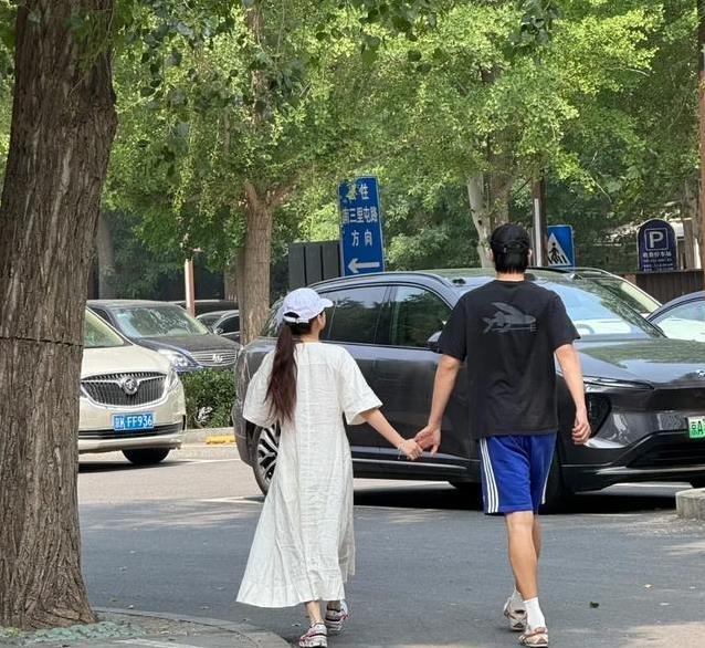 金莎42岁恋小18岁男友，甜蜜逛澳门街头，爱情让她重回20岁？
