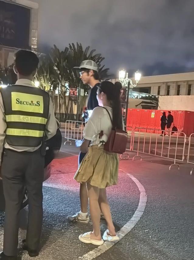 金莎42岁恋小18岁男友，甜蜜逛澳门街头，爱情让她重回20岁？
