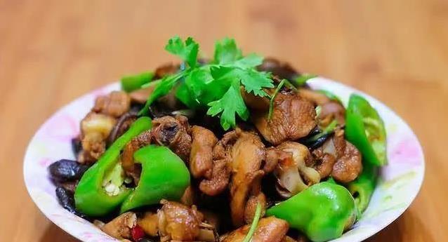 鸡肉直接下锅炖又腥又柴？3个小技巧，香菇鸡汤鲜到爆！