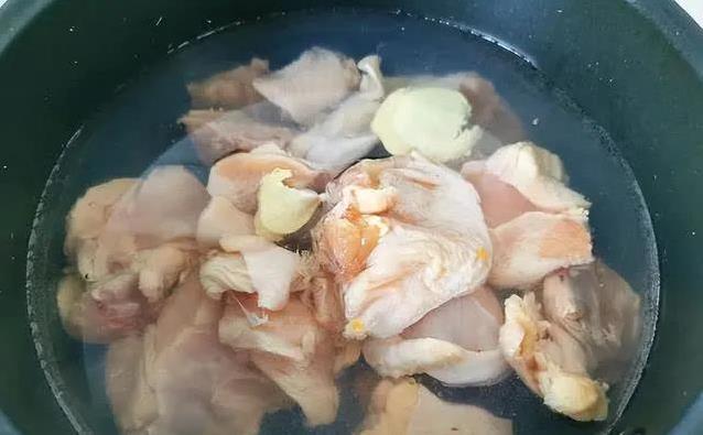 鸡肉直接下锅炖又腥又柴？3个小技巧，香菇鸡汤鲜到爆！