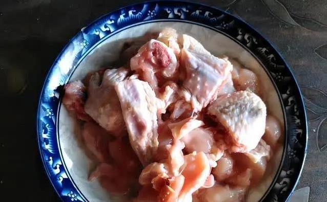 鸡肉直接下锅炖又腥又柴？3个小技巧，香菇鸡汤鲜到爆！