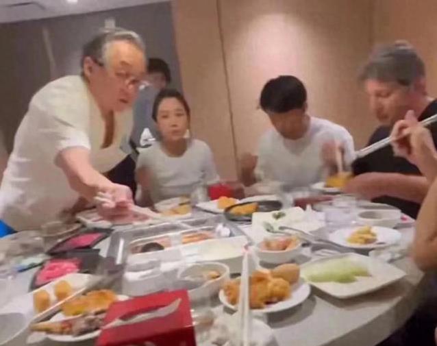 成龙火锅店慢夹肉，71岁老态尽显，年轻时拼命换来啥？