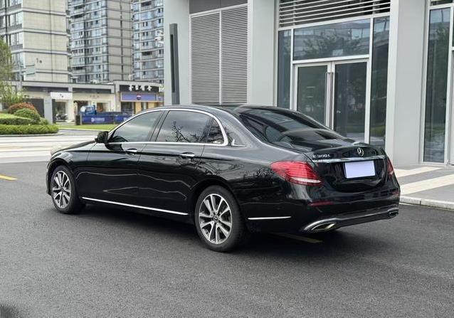 9万公里奔驰E300L仅21万，豪华座驾真香，你敢入手吗？