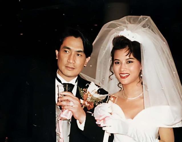 12年恋爱终成正果，星二代婚礼金光闪闪，妈妈感动到哭了？