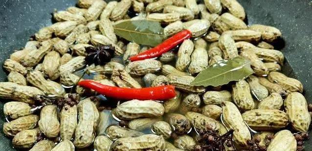 水煮花生总不香？3个小技巧搞定，软糯入味全家抢着吃