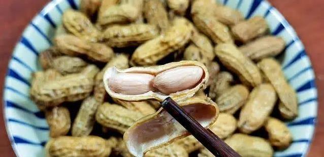 水煮花生总不香？3个小技巧搞定，软糯入味全家抢着吃