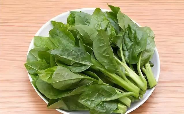 大妈顿顿吃芹菜想清胆，医生却摇头，这3种菜吃多结石更糟？