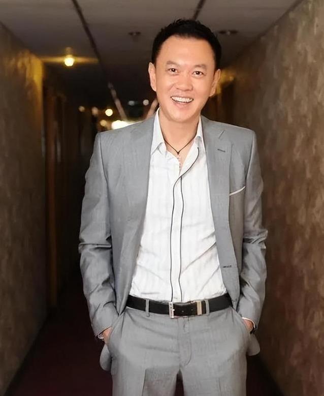 19年跑龙套没人识，啃甘蔗演反派，他凭啥56岁爆红？