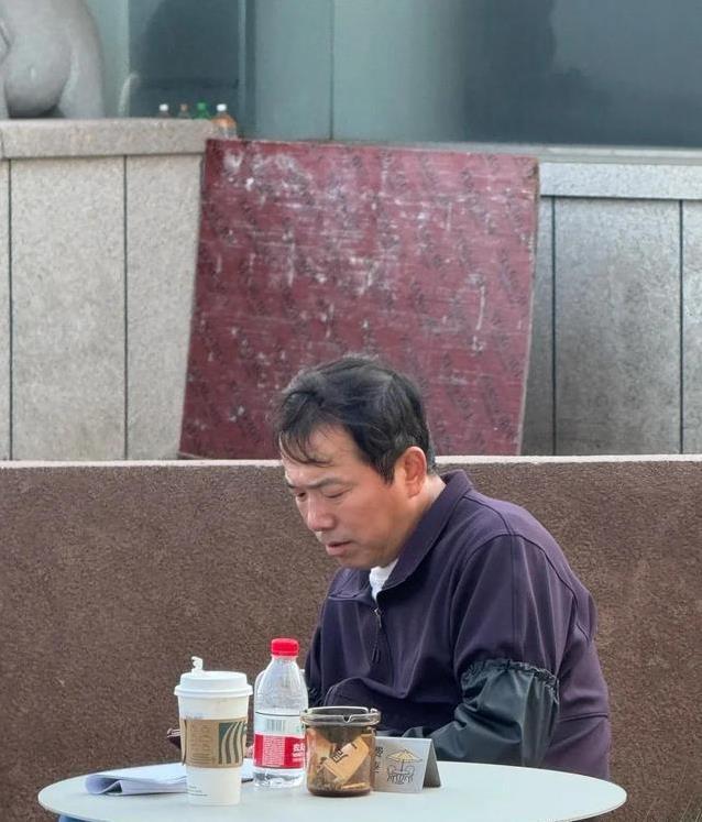 林更新青岛拍戏晒黑成大叔，穿围裙摆摊卖海鲜，粉丝看了心疼不已
