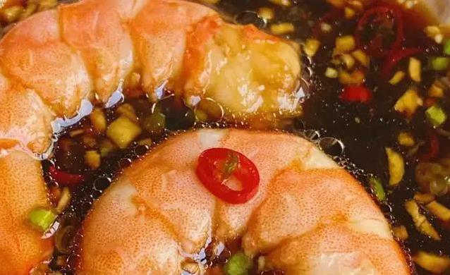 几只虾做出惊艳大菜？白灼做法简单，鲜味全锁住！