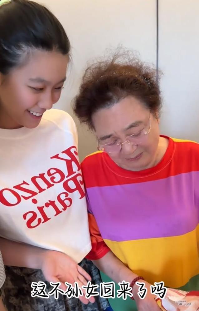 63岁吴琼晒团圆视频，女儿虽非亲生长得像，婆婆为何抢着做青团？