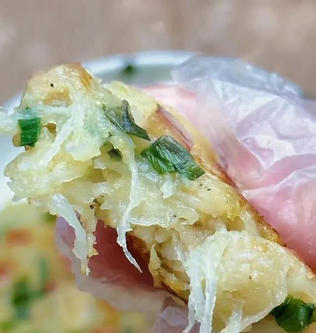 家常白萝卜秒变抢手菜，香煎萝卜饼全家抢着吃，你试过没？