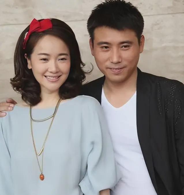 李乃文低调妻子首现身，气质惊艳众人，背后支持他三夺影帝？