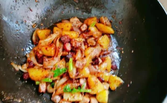 一块肉炒出满屋香，土豆加点这调料，香到邻居敲门问