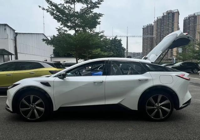 丰田放大招13万纯电SUV，安全智能全拉满，国产车压力大？