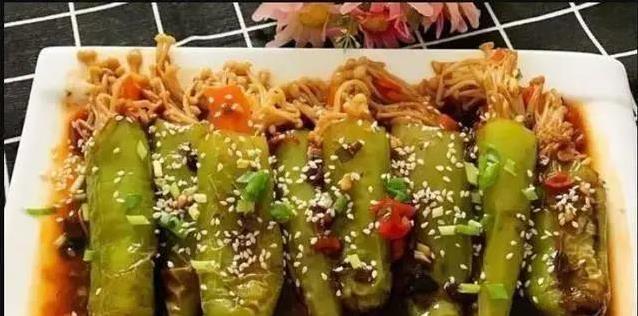 10块钱食材，青椒塞金针菇，简单一炒香翻全家