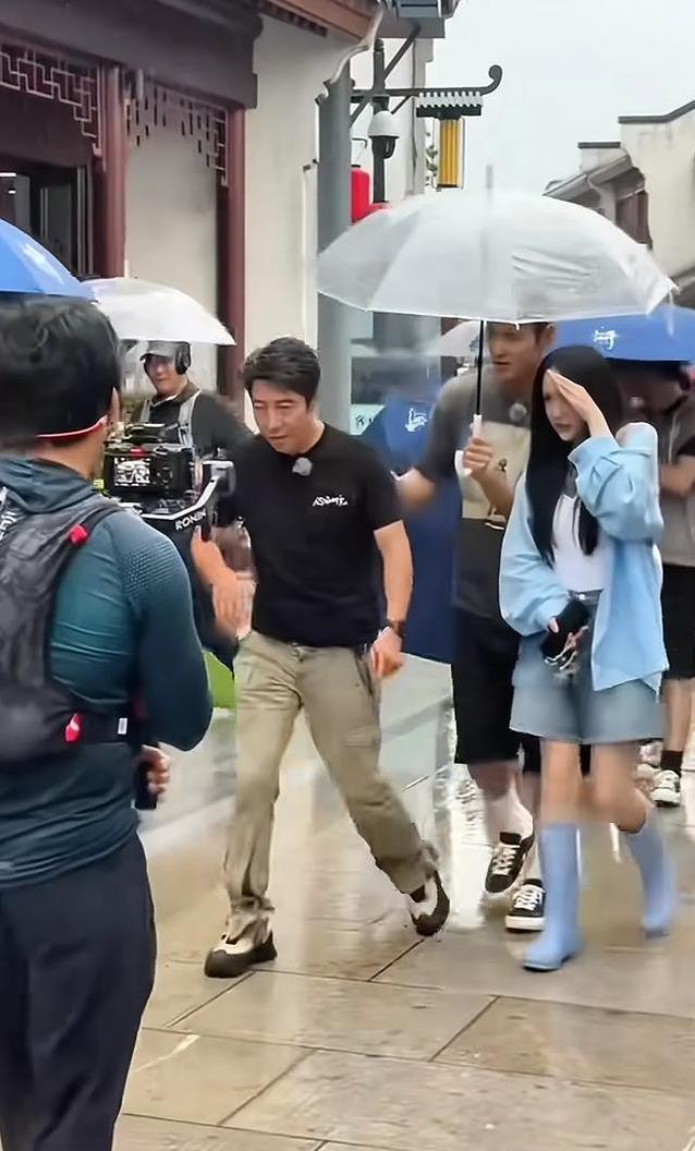 绍兴综艺录制，撒贝宁狂拔草抡电锯，49岁为何干活最拼？