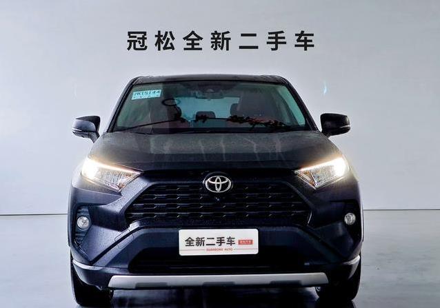 2万公里RAV4仅11.88万，省油安全真香，家用代步值吗？