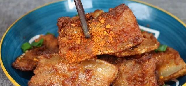 五花肉不红烧改炸酥，3步做出麻辣脆香，比烧烤还香咋做？