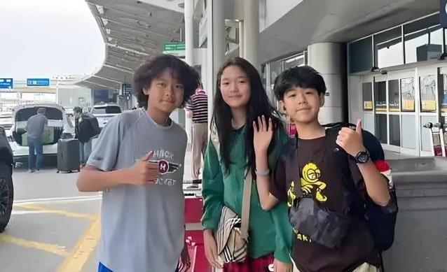 水均益机场亮护照回国，携龙凤胎气质惊艳，七字回应全网沸腾