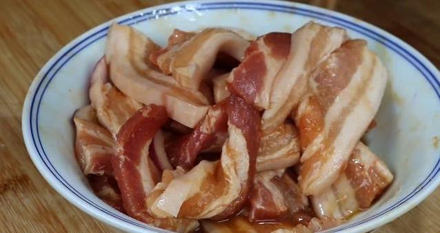 五花肉不红烧改炸酥，3步做出麻辣脆香，比烧烤还香咋做？