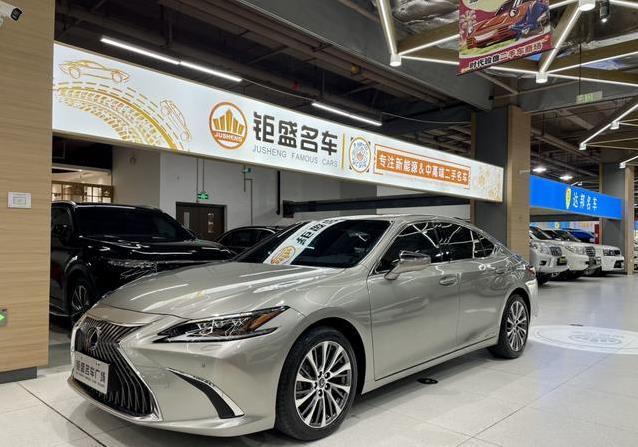 24万捡漏雷克萨斯ES，油耗低到4.2升，准新车值不值？