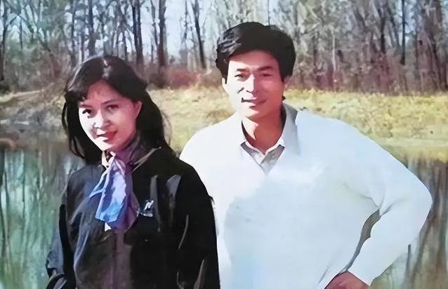 方舒再婚屠洪刚家庭裂痕，她大女儿低调逆袭，妹妹比不上？