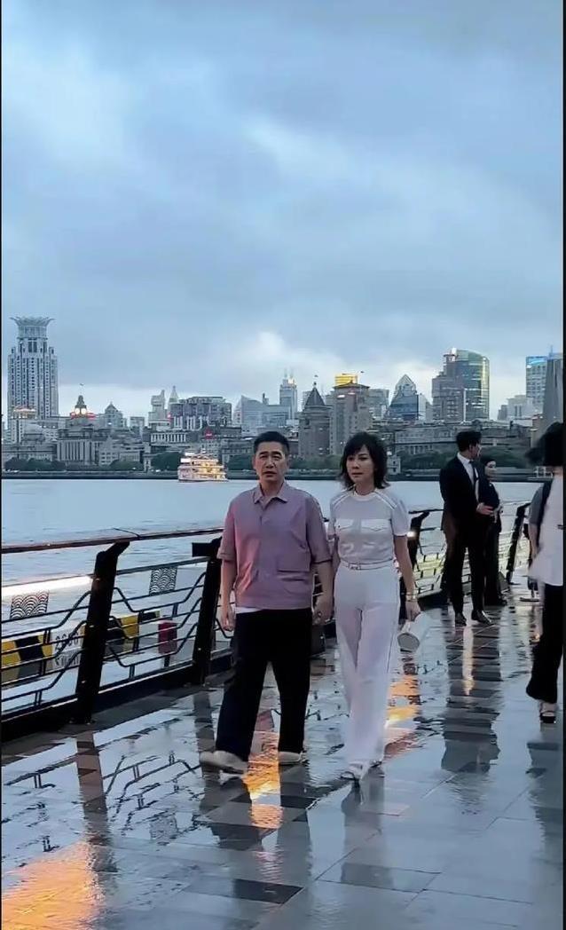 梁朝伟上海社恐跟老婆节奏，刘嘉玲牵手逛外滩，感情甜到爆？