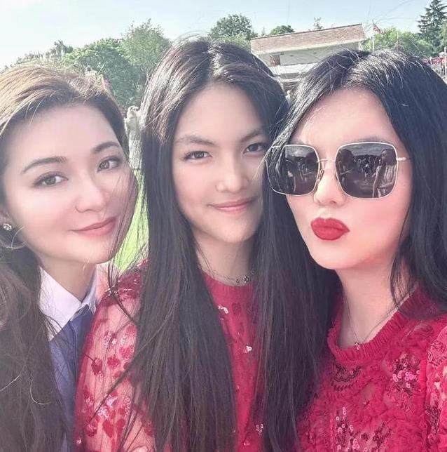 李湘携王诗龄混英国上流派对，华丽礼服抢镜，网友却说像姐妹花