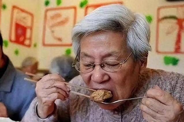 57岁阿姨戒米饭一年，血糖不降反升，身体为何垮了？