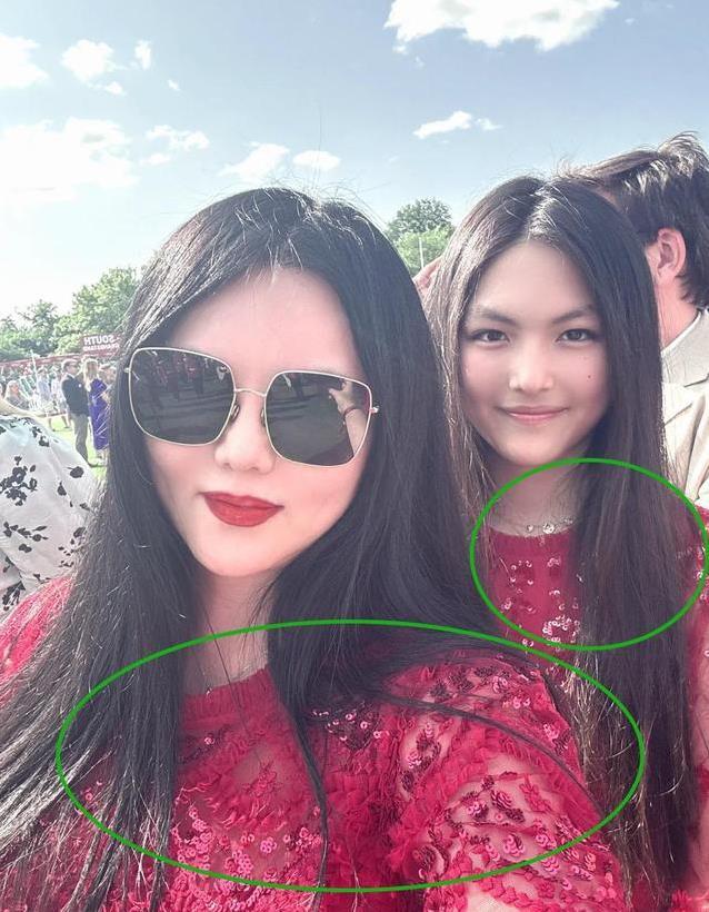 李湘携王诗龄混英国上流派对，华丽礼服抢镜，网友却说像姐妹花