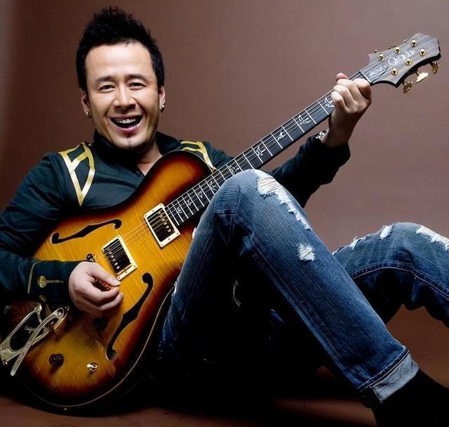杨坤落魄时初恋相助却遗憾分手，52岁新恋情曝光，女友年轻20岁？
