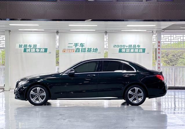 绿色奔驰C级仅跑2.5万公里，车况如新，17.5万值不值？