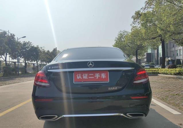 16万入手黑色奔驰E级，7万公里一手车，真能家用商务两开花？