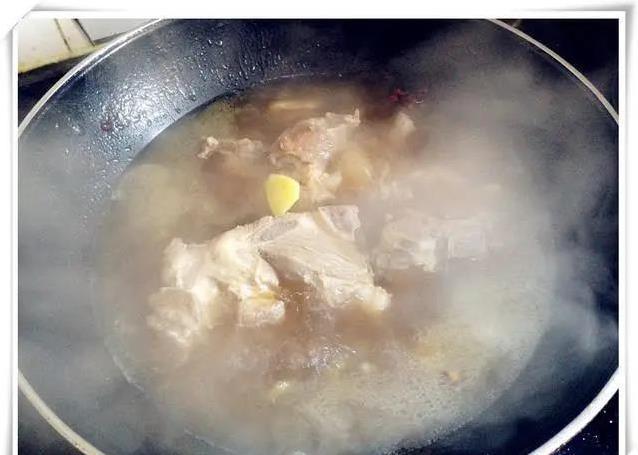 闺女抢着吃的手擀焖面，排骨豆角一锅出，香到邻居都敲门