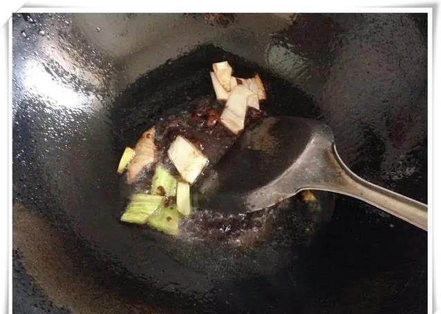 闺女抢着吃的手擀焖面，排骨豆角一锅出，香到邻居都敲门