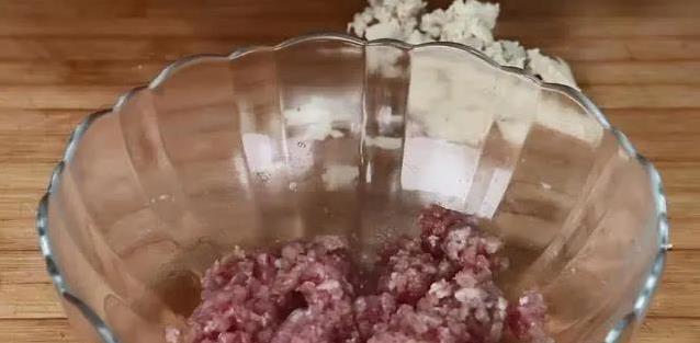 青椒塞满肉馅，简单一蒸秒变下饭神器，你家也能做大厨菜