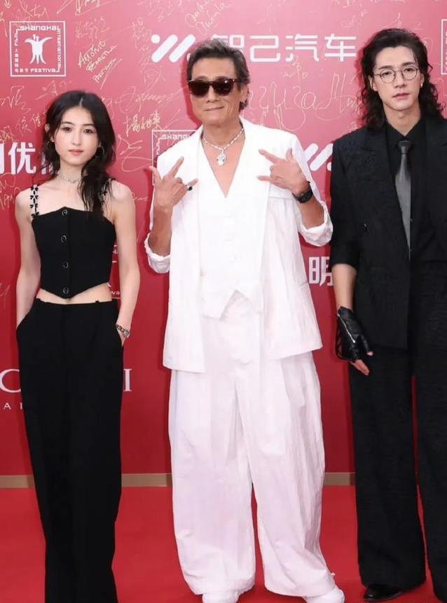 红毯夜惊艳翻场，金晨柔美逆袭，蒋勤勤复古风抢镜谁最佳？