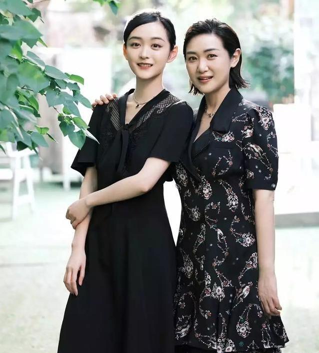 38岁何泓姗貌美如少女，妈妈60岁似姐妹，冻龄秘诀全靠这？