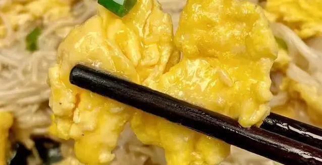 金针菇炒鸡蛋，10分钟上桌，味道却让人吃到停不下来
