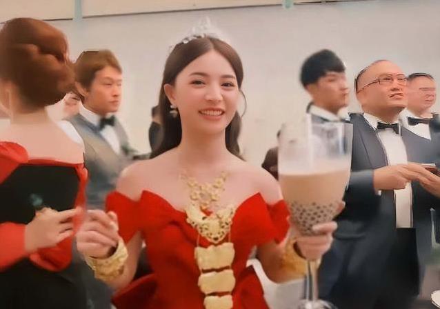 TVB美女主播闪婚圈外男，百万金饰闪瞎眼，珍珠奶茶敬酒太会玩