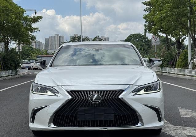 14.8万入手豪华雷克萨斯ES，省油耐用真值，错过还得等？