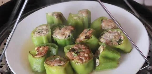 青椒塞满肉馅，简单一蒸秒变下饭神器，你家也能做大厨菜