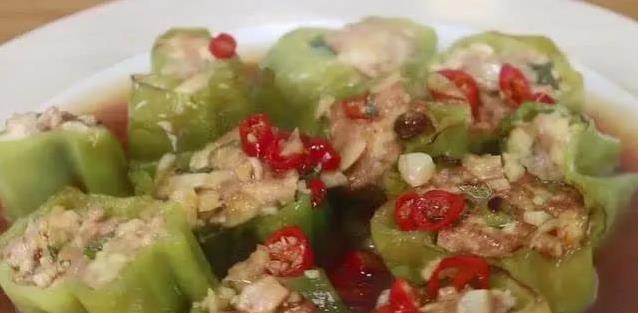 青椒塞满肉馅，简单一蒸秒变下饭神器，你家也能做大厨菜