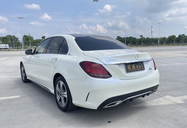 15万入手豪车梦，红色奔驰C260L值不值？车况揭秘