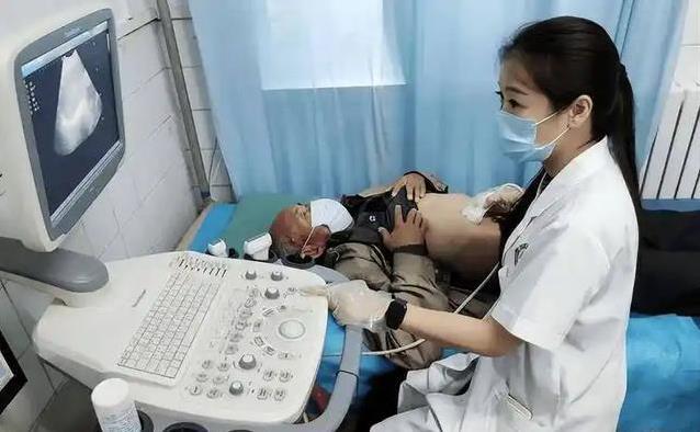 肚子胀背痛当小事？小心胰腺癌信号，医生急喊别忽视