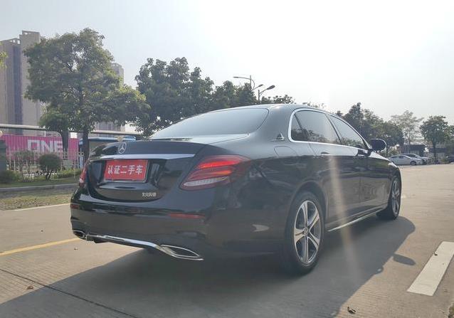16万入手黑色奔驰E级，7万公里一手车，真能家用商务两开花？