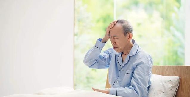 夏天洗头越勤越掉发？医生揭秘：4个习惯正在毁头皮