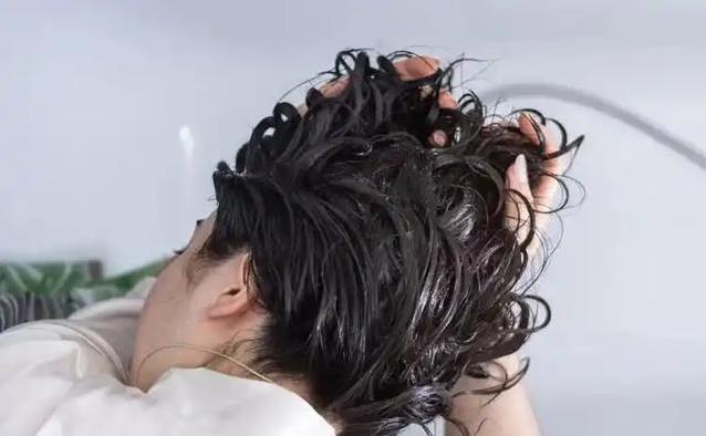 夏天洗头越勤越掉发？医生揭秘：4个习惯正在毁头皮