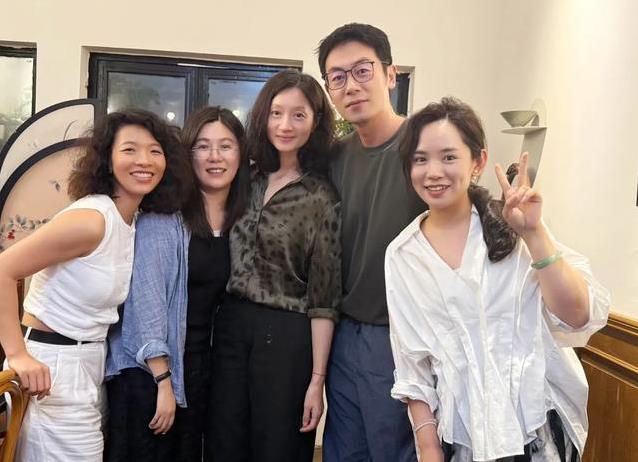 朱亚文一家四口齐聚餐厅！女儿送花感动全场，婚姻传言彻底粉碎？